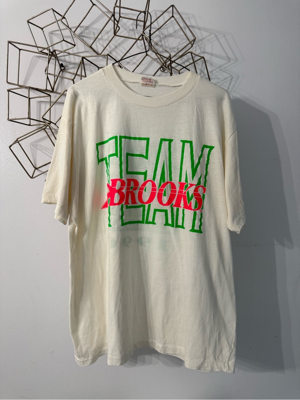 Brooks Team Graphic Tee - whit with Green & Red Print